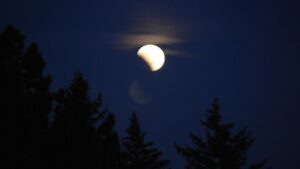 Mal tiempo en Magallanes dificultará la observación del eclipse lunar parcial de esta noche