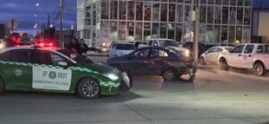 Colisión en el interior de Zonaustral deja dos vehículos con daños materiales en Punta Arenas