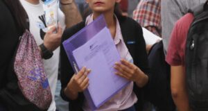 Crisis laboral golpea a los jóvenes: casi 100 mil empleos desaparecieron en un año