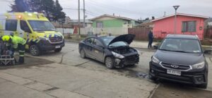 Choque entre taxi colectivo y Jeep deja a una mujer lesionada en calle Eusebio Lillo