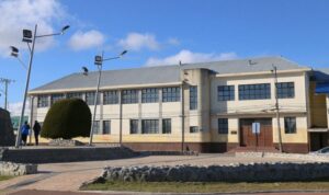 Formalizan a estudiante de 16 años por agredir a compañero al interior del Liceo Luis Alberto Barrera