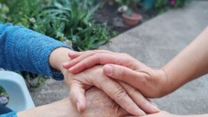 Fosis y AIEP abren 5.000 cupos gratuitos para el curso nacional de formación “Cuidando Juntos”