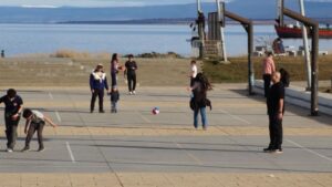 Familias y mascotas colman la costanera de Punta Arenas tras jornada de sol y poco viento