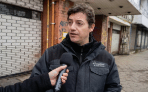 Mujer en situación de calle fue trasladada a un albergue tras denuncias de vecinos en el centro de Punta Arenas