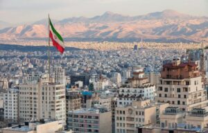 Irán advierte a países del Golfo por apoyo a EE.UU. mientras Washington imputa a 17 hackers iraníes