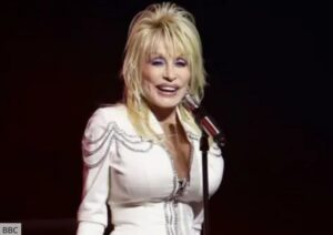Dolly Parton, legendaria reina del country e ícono de la música mundial, fallece a los 80 años