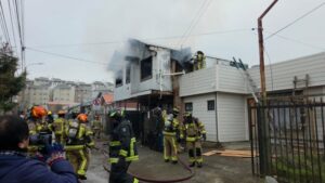 Incendio afectó a vivienda en el sector sur de Punta Arenas y dejó a cinco personas damnificadas