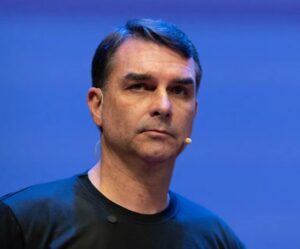 Lula y Flávio Bolsonaro iniciaron sus campañas presidenciales en sus bastiones políticos de Brasil