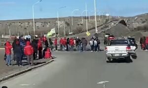 Protesta en Argentina bloquea tránsito de camiones de carga hacia Magallanes