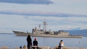 Escuadra Nacional de la Armada de Chile recala en Punta Arenas para operativo en canales australes