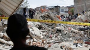 Terremoto en la isla de Flores deja al menos 70 muertos y más de 40.000 desplazados en Indonesia