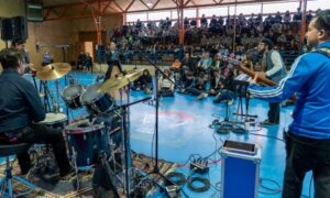 “Raíces Libres” visitó la Escuela Argentina con su música regional