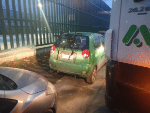 Obstáculos viales y exceso de residuos afectan el trabajo del camión recolector