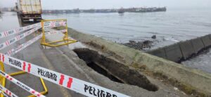 Socavón a metros de la Caleta de Pescadores de Barranco Amarillo genera preocupación y moviliza a personal municipal