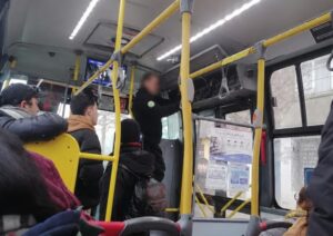 Pasajeros de micro de la Línea 9 quedan atrapados tras falla en las puertas en pleno centro de Punta Arenas