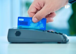 Banco Central reporta alza de 15% en pagos digitales en Chile, pero remarca vigencia del efectivo como medio de respaldo
