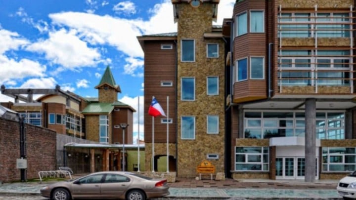 Ferretería Tuty SpA demanda a la Municipalidad de Natales por $510 millones tras cierre y orden de demolición