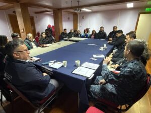 Coordinan medidas sanitarias y operativas en Puerto Williams de cara a la temporada estival 2026-2027