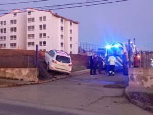 Conductor impactó su vehículo contra la reja de un predio en el sector sur de Punta Arenas