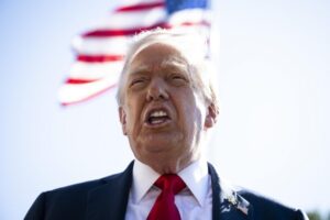 Donald Trump amenazó con bombardear Omán si interfiere en las negociaciones por el estrecho de Ormuz