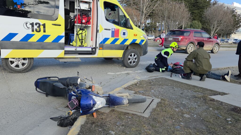 Repartidor de aplicación queda herido tras ser colisionado por vehículo en Punta Arenas
