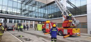 Rescatan a funcionario del Hospital Clínico de Magallanes que amenazaba con lanzarse desde un cuarto piso