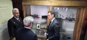 Familia del piloto Luis Pardo dona su cámara fotográfica histórica al Museo Naval de Punta Arenas