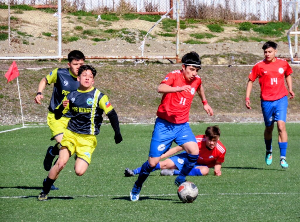 Barrio Sur debuta con contundente goleada 4-1 sobre Punta Arenas en Eliminatorias de Fútbol