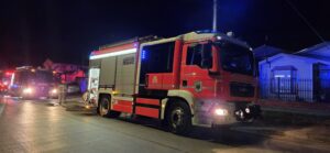 Bomberos controla principio de incendio en entretecho de vivienda en la Población Aves Australes