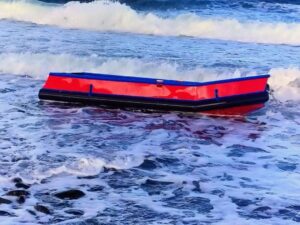 Encuentran en el faro de Porvenir embarcación de pescadores desaparecidos en San Juan