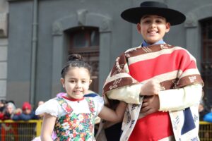 Niña de seis años emociona bailando cueca junto a su padre militar en la Parada Militar de Punta Arenas