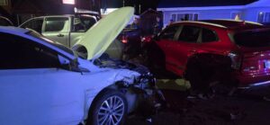Conductor de auto BMW resulta lesionado tras chocar contra dos vehículos en calle Hornillas