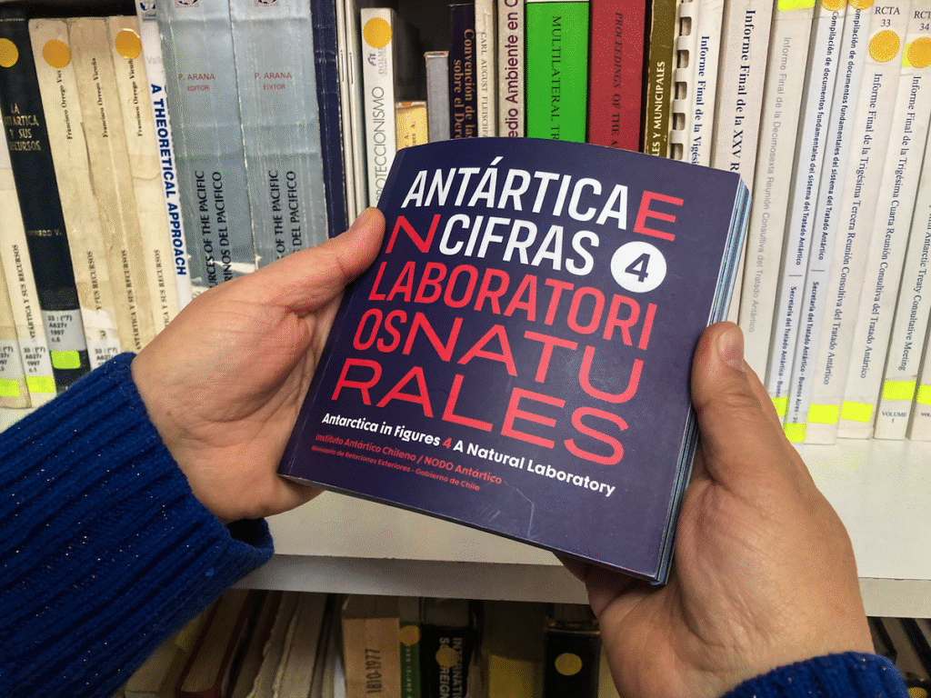 Lanzan el libro “Antártica en Cifras: Laboratorios Naturales” en el auditorio de la Universidad de Magallanes
