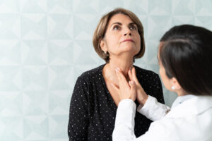 Mujeres tienen hasta 3 veces más riesgo de desarrollar cáncer de tiroides