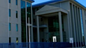 Decretan prisión preventiva para sujeto acusado de abusar sexualmente de su hijo de 5 años en Punta Arenas