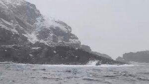 Pescadores artesanales hallan motor y bolsos de la lancha “Talymar” durante transmisión en vivo en Bahía Sea