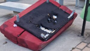 Empresa recolectora denuncia abandono irresponsable de desechos voluminosos en la Plaza Sampaio de Punta Arenas