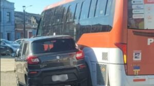 Colisión entre vehículo particular y bus del transporte público deja daños en intersección céntrica de Punta Arenas