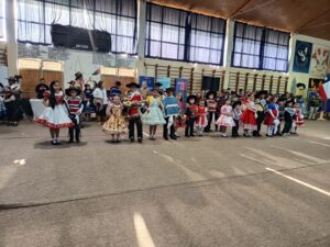 Estudiantes de Magallanes dan inicio a las Fiestas Patrias con masivo 