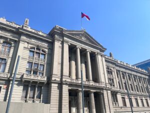 Corte Suprema respalda cobros de la Tesorería por deudas del CAE y zanja discusión judicial
