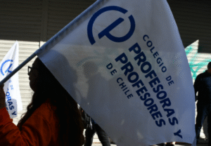 Alerta en la educación pública: Colegio de Profesores rechaza circular de la DEP que busca fusionar cursos y recortar más de 66 mil horas docentes