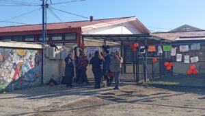 Apoderados encadenan Escuela Argentina de Punta Arenas y provocan la suspensión total de clases en protesta por la salida de una docente
