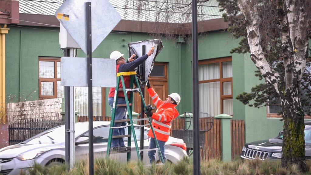 Municipalidad de Punta Arenas restablece señaléticas de tránsito tras el término de la temporada invernal