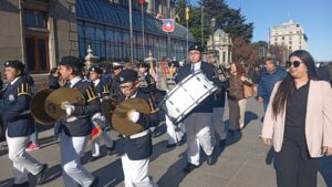 La delegación del Liceo Donald McIntyre Griffiths de Puerto Williams destaca en el Desfile Escolar de Punta Arenas