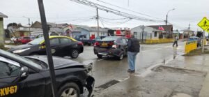 Colisión por alcance frente al Cesfam Mateo Bencur deja dos personas lesionadas en Punta Arenas