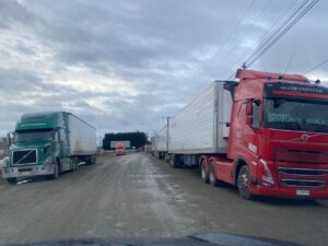 Gremio de camioneros responde a denuncias por mal estacionamiento en accesos a Punta Arenas
