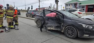 Colisión entre dos vehículos deja a una persona atrapada en intersección de Avenida Frei y Manantiales