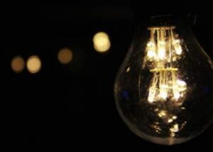 Corte de luz masivo afectó a cerca de 40 mil clientes en Punta Arenas tras impacto de objeto en línea de alta tensión