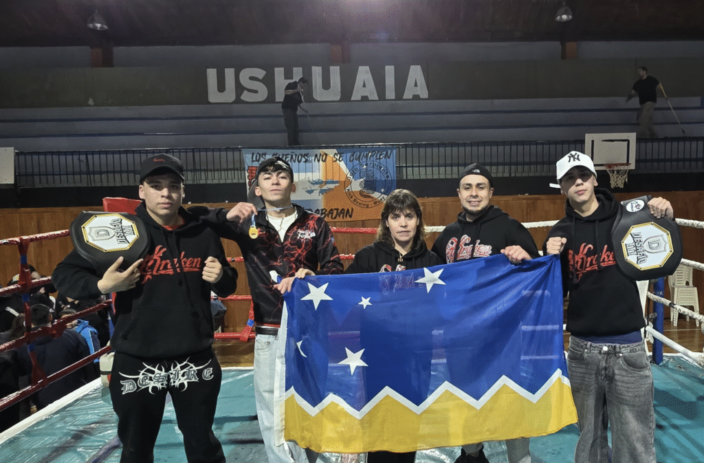 Deportistas del Club Kraken de Punta Arenas triunfan en torneo internacional de kickboxing en Ushuaia