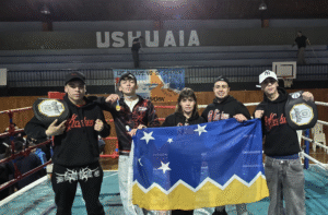 Deportistas del Club Kraken de Punta Arenas triunfan en torneo internacional de kickboxing en Ushuaia